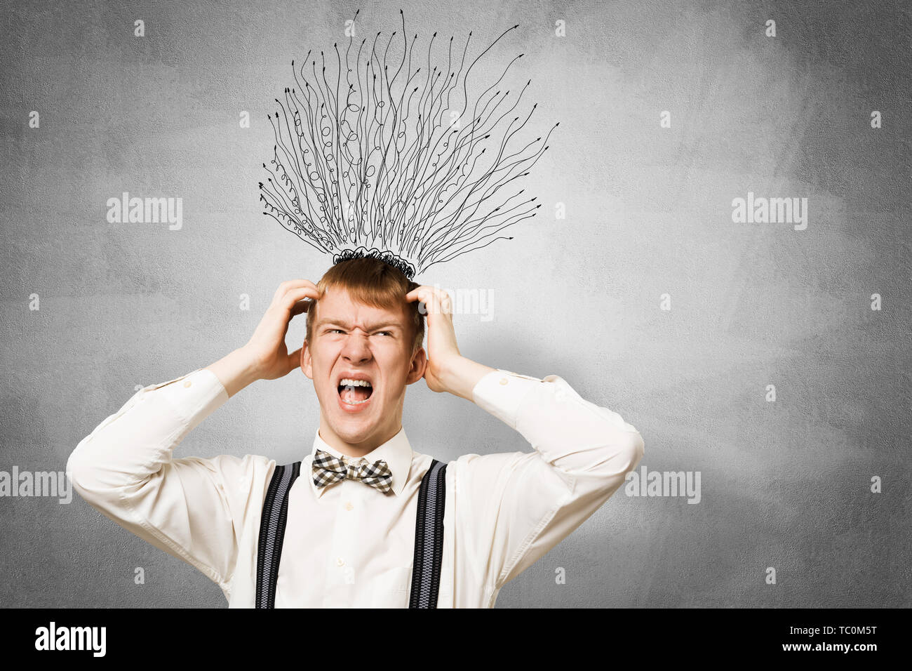 Stressvolle redhead Student hält die Hände auf den Kopf Stockfoto