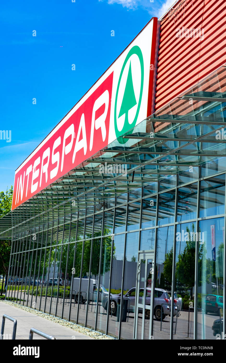 Veszprem, Ungarn - 25.05.2018: Spar Interspar europäischen Supermarkt Logo auf dem Gebäude Stockfoto