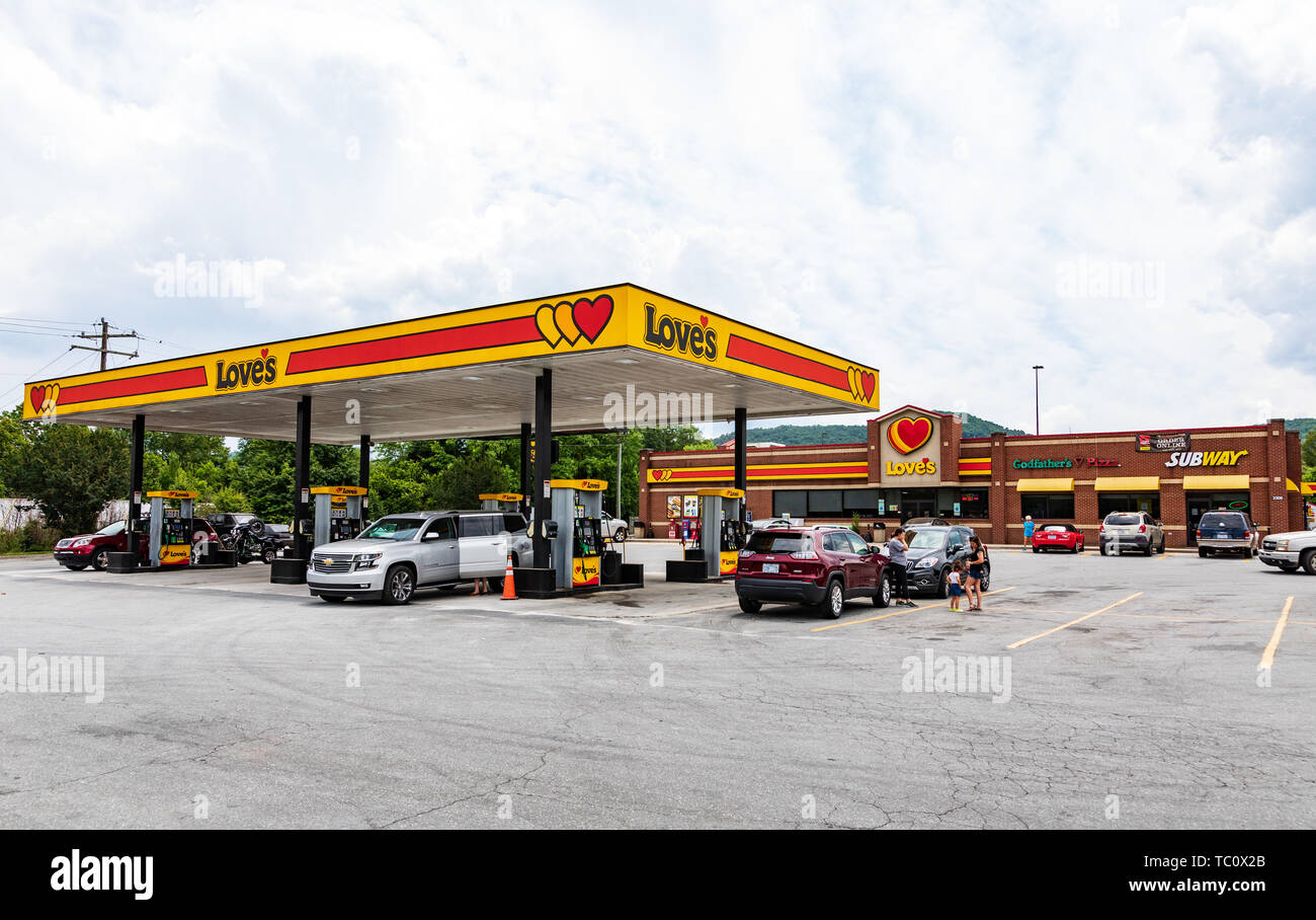 MARION, NC, USA -5/31/19: Love's Gas Station für Automobile, mit Liebe Convenience Store, ein Pate Pizza und ein Subway Sandwich Shop. Stockfoto