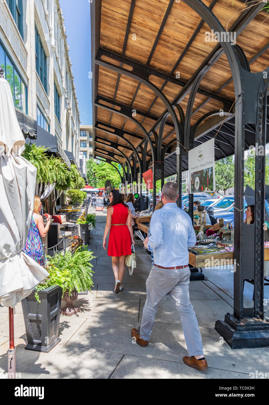 ASHEVILLE, NC, USA -5/31/19: Menschen zu Fuß durch den überdachten Anbieter Bereich in der Innenstadt von Asheville. Stockfoto