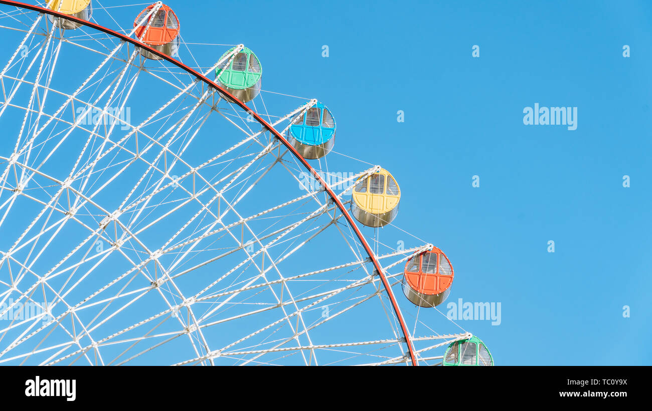 Nahaufnahme des Riesenrad unter blauem Himmel Stockfoto
