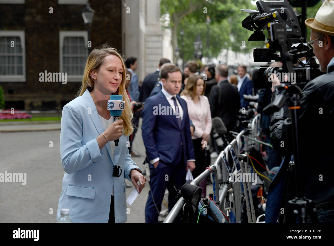 Die Medien sammeln in Downing Street, London, als sie die Ankunft von US-Präsident Donald Trump mit Premierminister Theresa May treffen, am zweiten Tag seines Staatsbesuchs in Großbritannien erwarten. Stockfoto