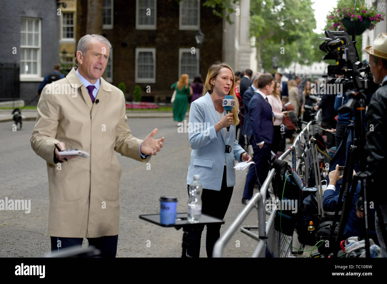 Die Medien sammeln in Downing Street, London, als sie die Ankunft von US-Präsident Donald Trump mit Premierminister Theresa May treffen, am zweiten Tag seines Staatsbesuchs in Großbritannien erwarten. Stockfoto