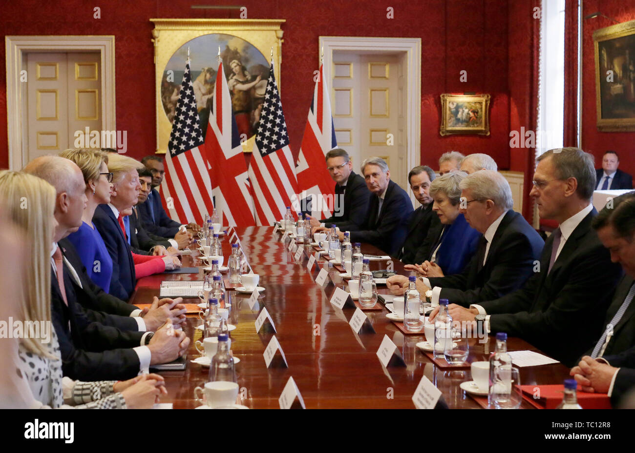 Premierminister Theresa May (4. rechts) und US-Präsident Trump (4. links) halten eine Business Frühstück im St James's Palace, London, am zweiten Tag seines Staatsbesuchs in Großbritannien. Stockfoto