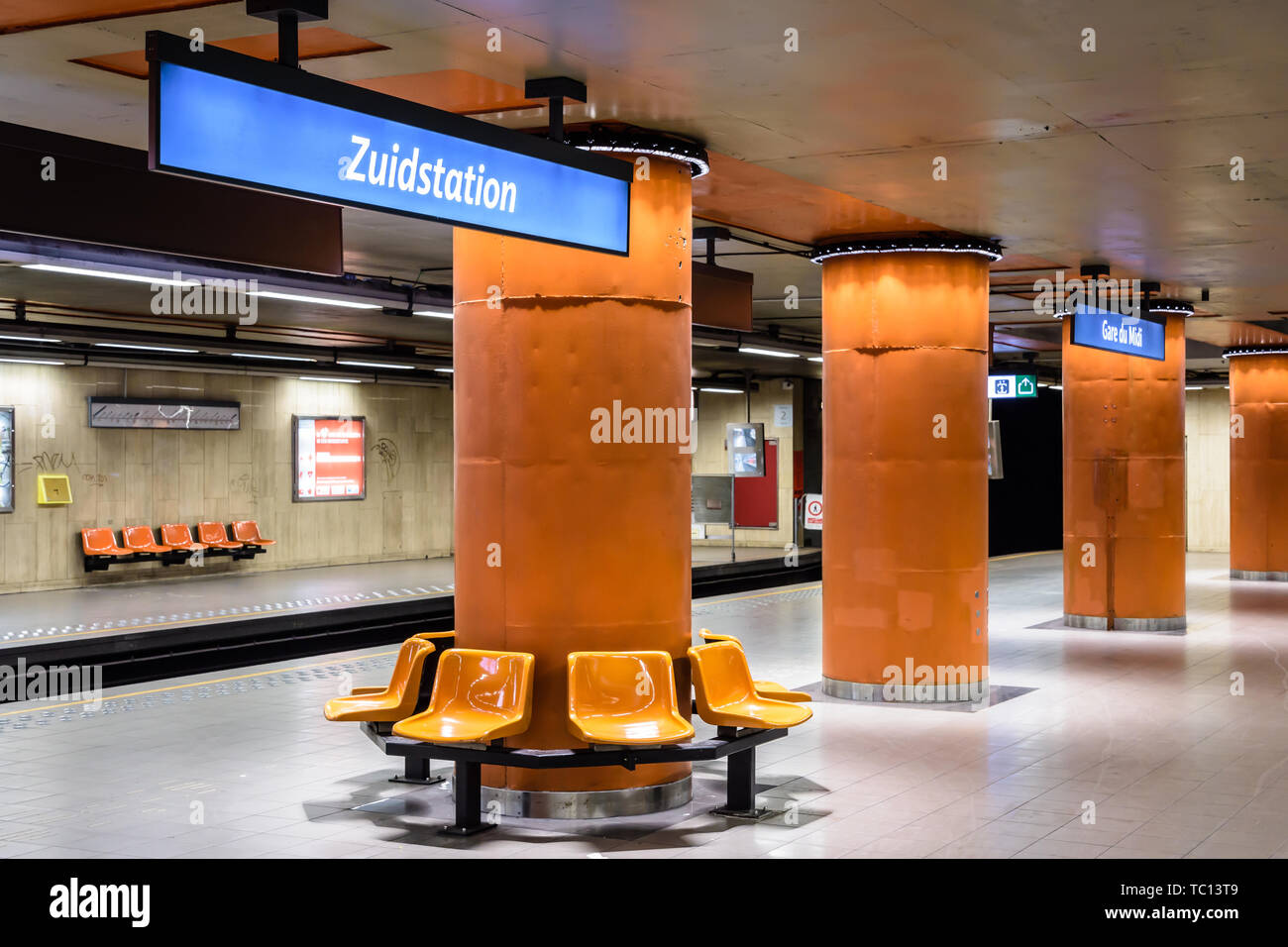Leere u-Plattformen in der Gare du Midi/ZUIDSTATION U-Bahn Station, unter der Brüsseler Südbahnhof in Belgien. Stockfoto