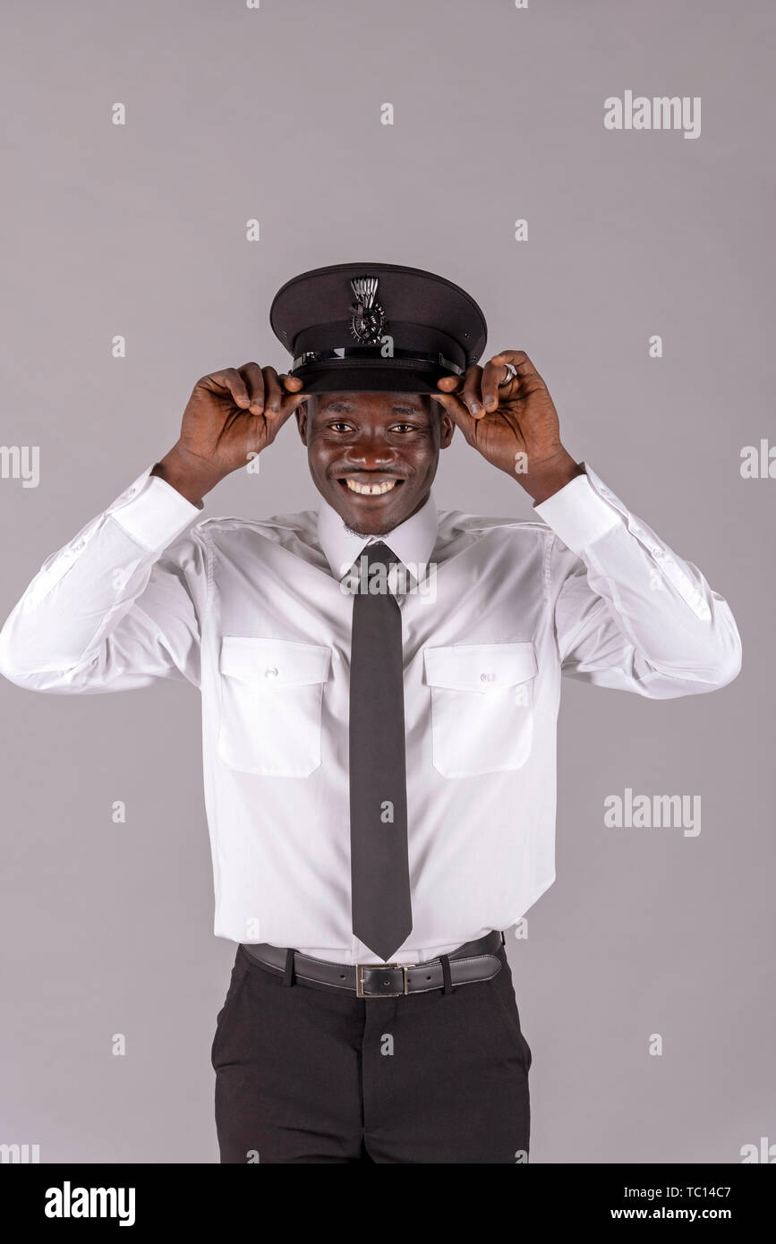 England UK. Mai 2019. Porträt einer männlichen Chauffeur Einstellen seiner schwarzen Uniform hat. Stockfoto