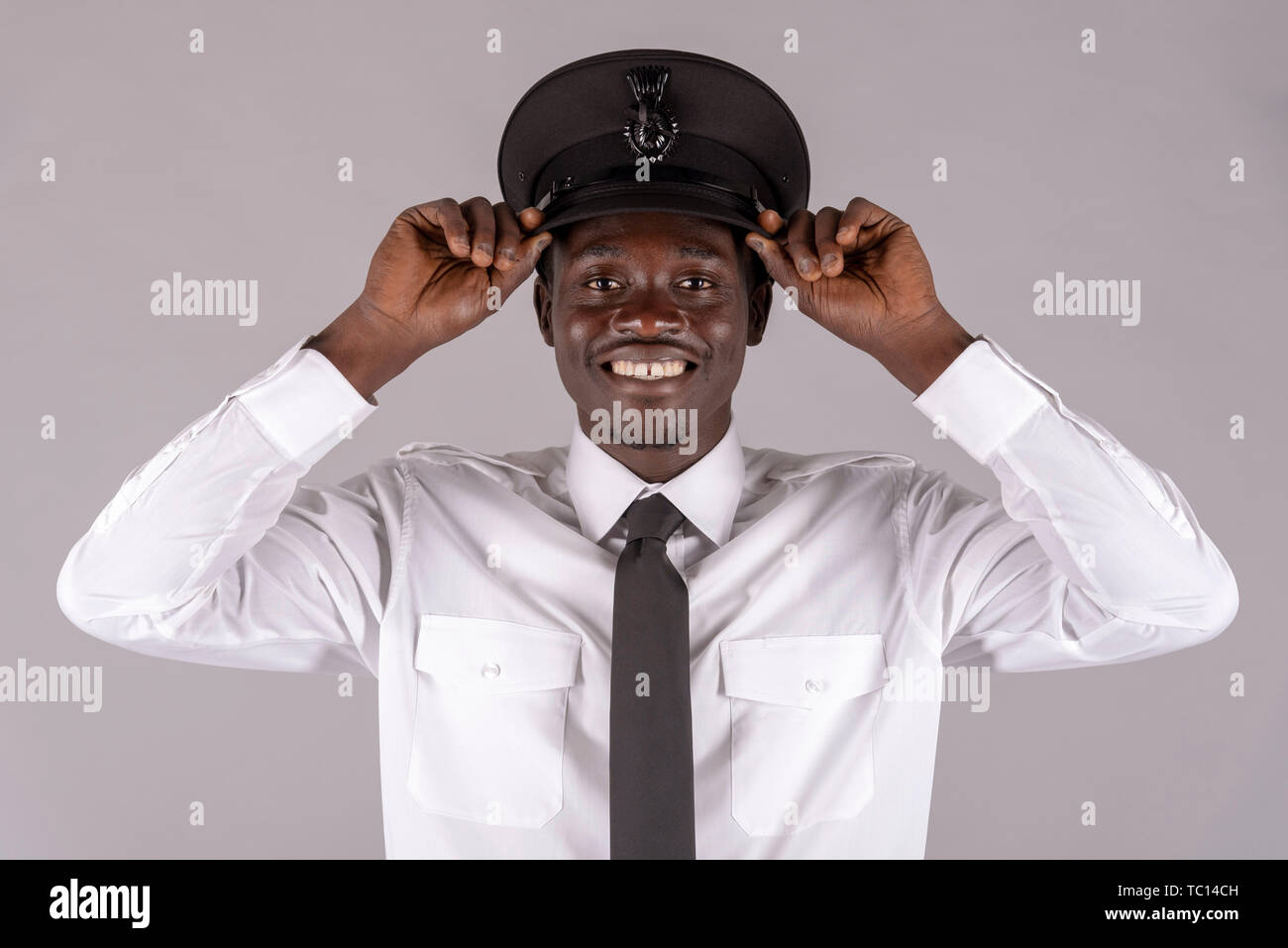 England UK. Mai 2019. Porträt einer männlichen Chauffeur Einstellen seiner schwarzen Uniform hat. Stockfoto