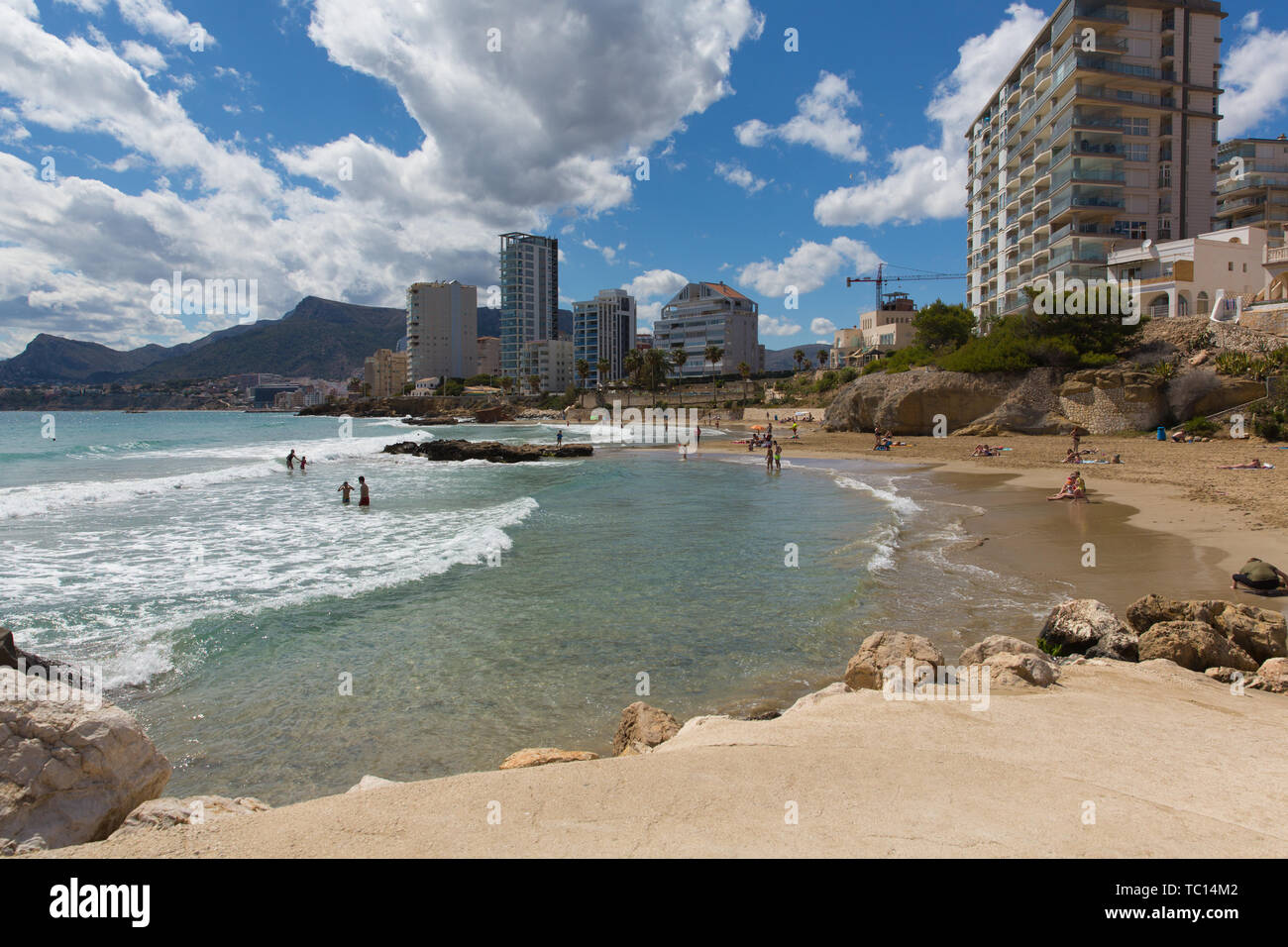 Moraira Spanien Blick auf Strand, Wellen und Meer Hotels und Appartements an der spanischen Mittelmeerküste Stockfoto