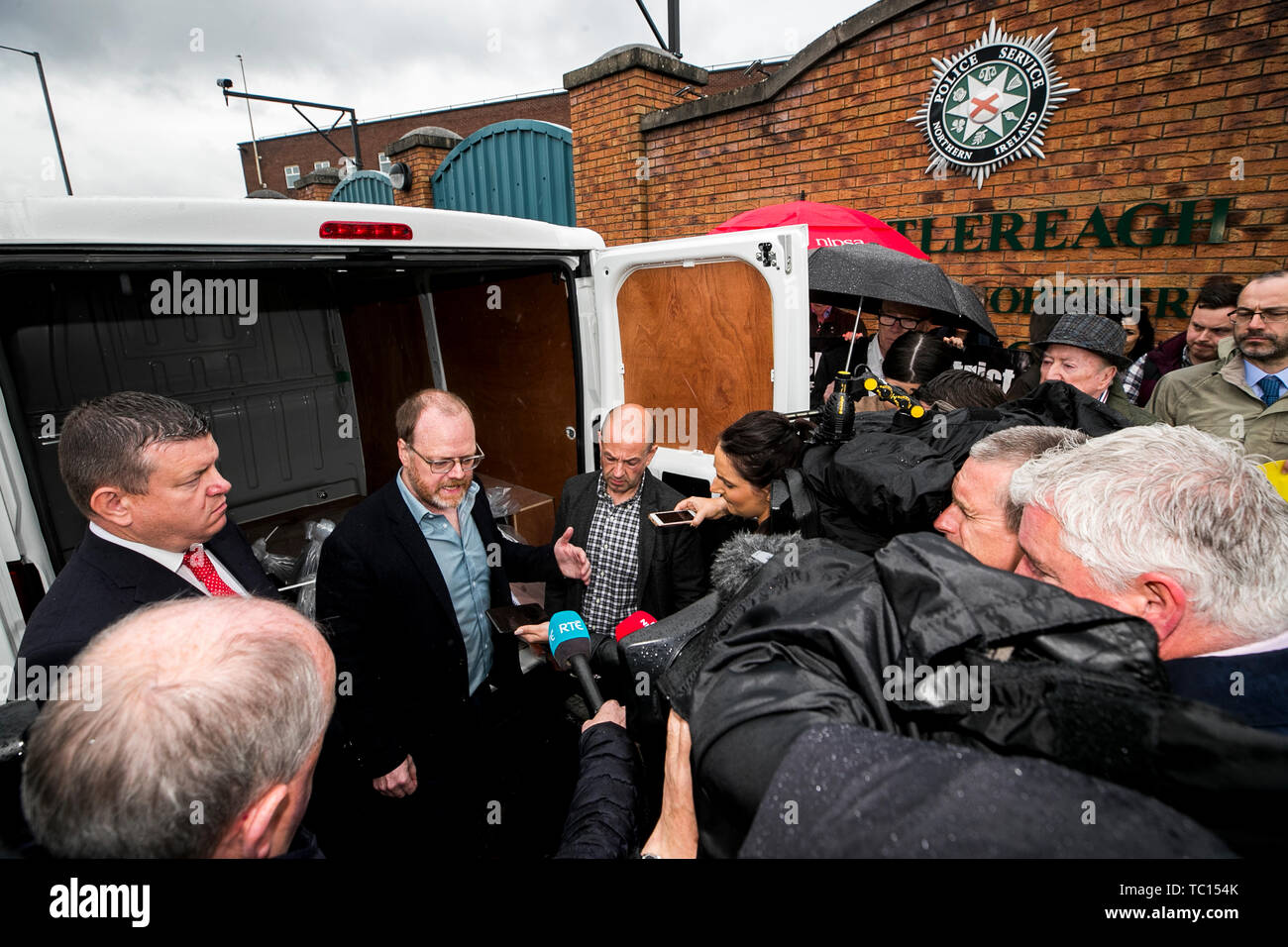 Investigative Journalisten Trevor Birney (Zweite links) und Barry McCaffrey sprechen mit Medien außerhalb der Castlereagh Police Station in Belfast, mit ein Ziehen von journalistisches Material rechtswidrig von der Polizei beschlagnahmt nach der Herstellung des Loughinisland Dokumentarfilm, "kein Stein auf dem anderen." Stockfoto