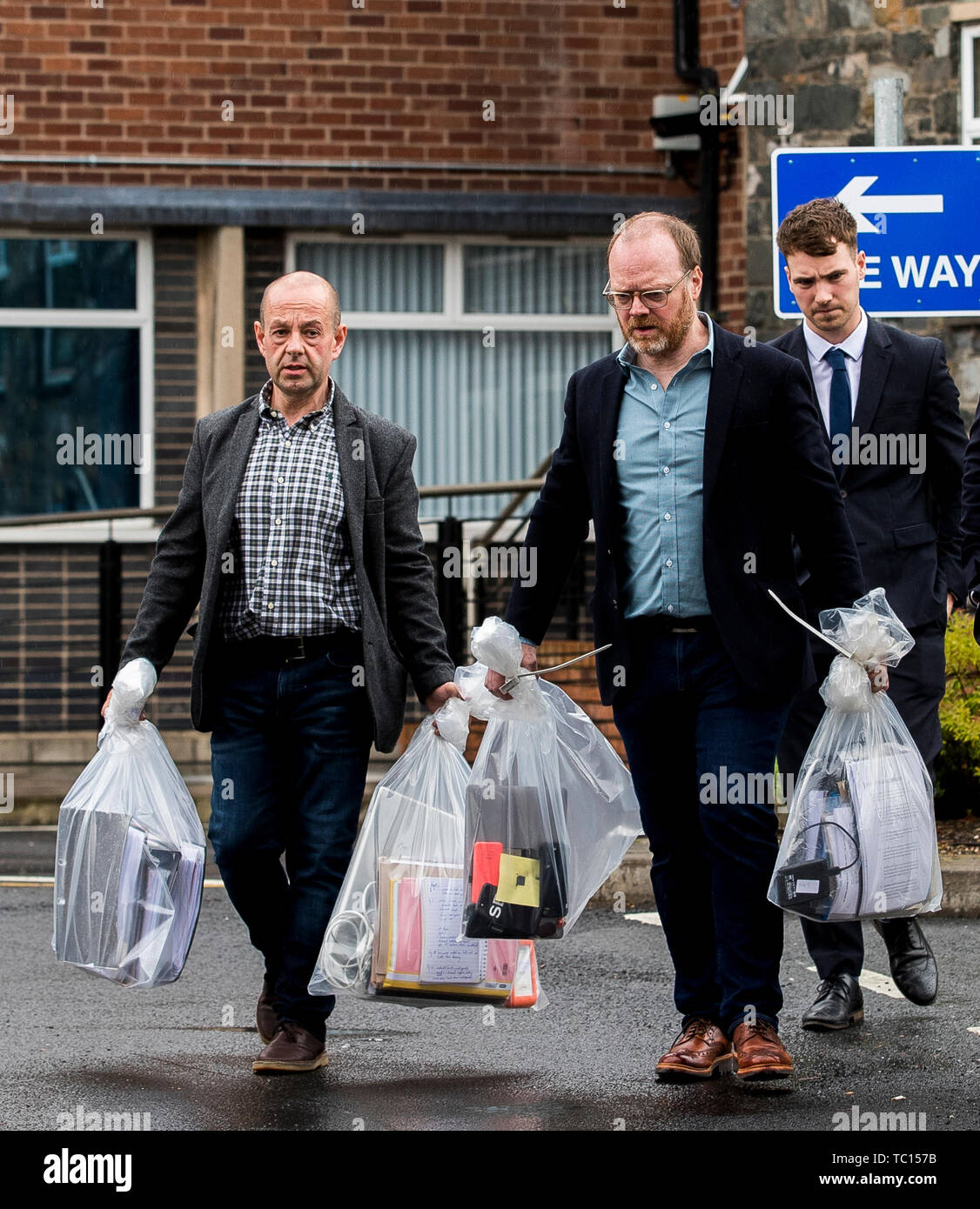 Investigative Journalisten Barry McCaffrey (links) und Trevor Birney tragen zurückgegebenen Dokumente in Belfast, nachdem ein Ziehen von journalistisches Material wurde von der Polizei beschlagnahmt nach der Herstellung des Loughinisland Dokumentarfilm, "kein Stein auf dem anderen." Stockfoto
