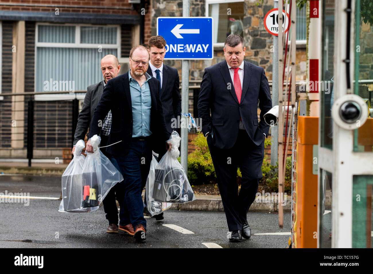 Investigative Journalisten Barry McCaffrey (hinten links) und Trevor Birney (vorne links) Tragen zurückgegebenen Dokumente in Belfast, nachdem ein Ziehen von journalistisches Material wurde von der Polizei beschlagnahmt nach der Herstellung des Loughinisland Dokumentarfilm, "kein Stein auf dem anderen." Stockfoto