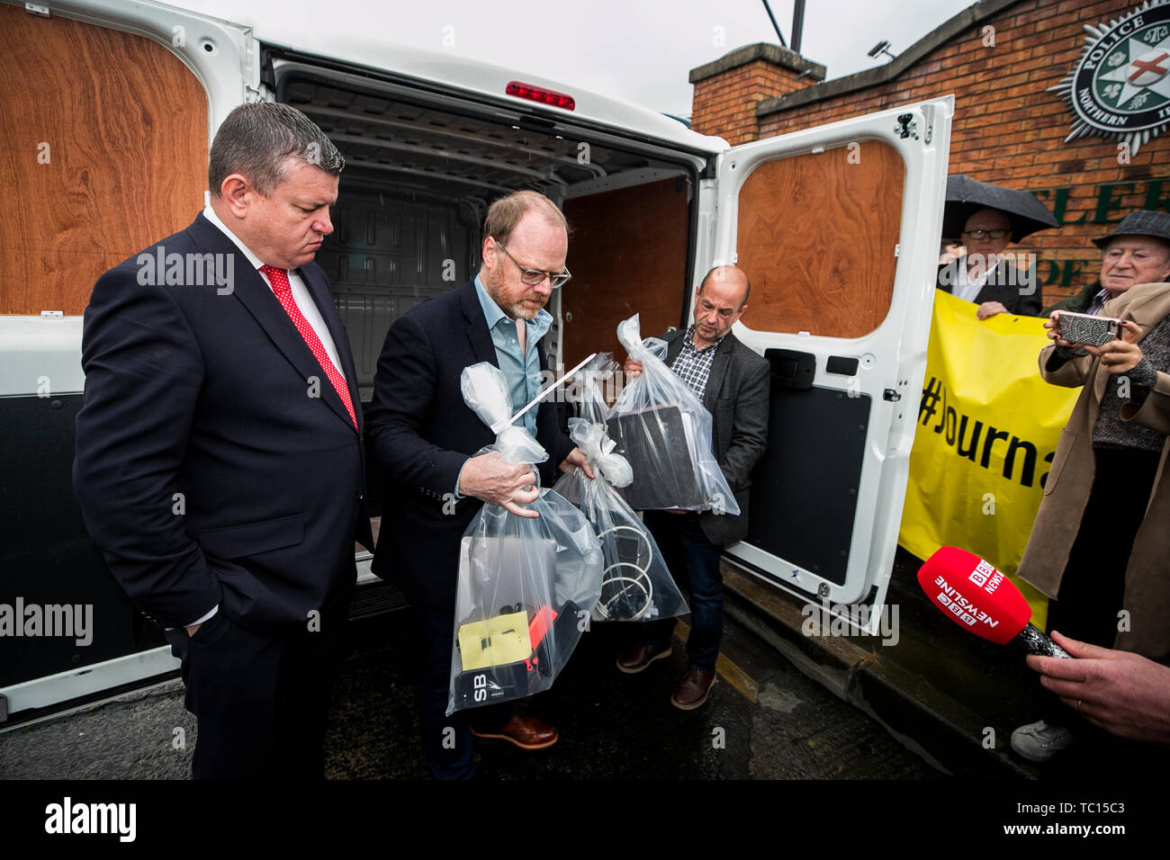 (Von links nach rechts) Anwalt Niall Murphy mit investigativen Journalisten Barry McCaffrey und Trevor Birney, die zurückgegebenen Dokumente in Belfast, nachdem ein Ziehen von journalistisches Material wurde von der Polizei beschlagnahmt nach der Herstellung des Loughinisland Dokumentarfilm, "kein Stein auf dem anderen." Stockfoto