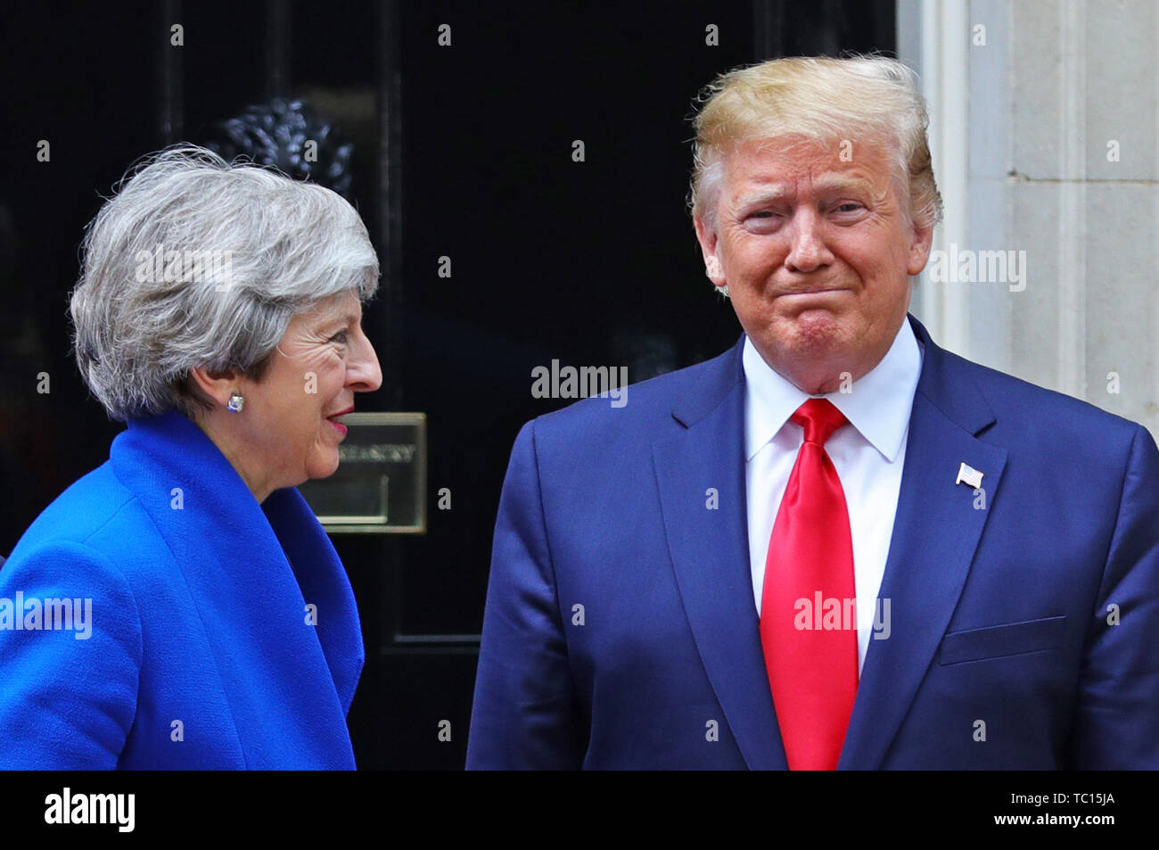 Premierminister Theresa May begrüßt US-Präsident Donald Trump Downing Street, London, am zweiten Tag seines Staatsbesuchs in Großbritannien. Stockfoto