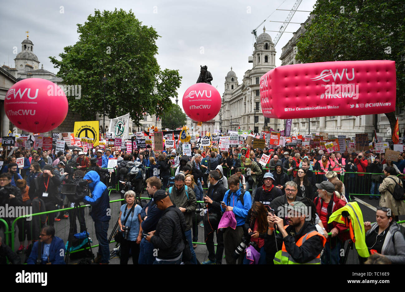 Leute an einem Anti-Trumpf-Protest in Whitehall, London, am zweiten Tag der Staatsbesuch in Großbritannien durch US-Präsident Donald Trump. Stockfoto