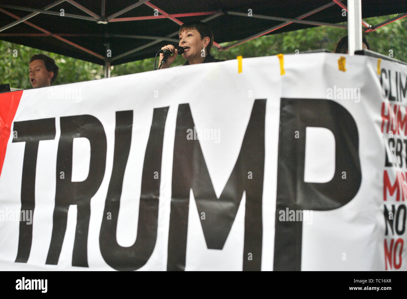 Der Vorsitzende der Gruenen, Caroline Lucas sprechen auf der Bühne ein anti-Trumpf-Protest in Whitehall, London, am zweiten Tag der Staatsbesuch in Großbritannien durch US-Präsident Donald Trump. Stockfoto