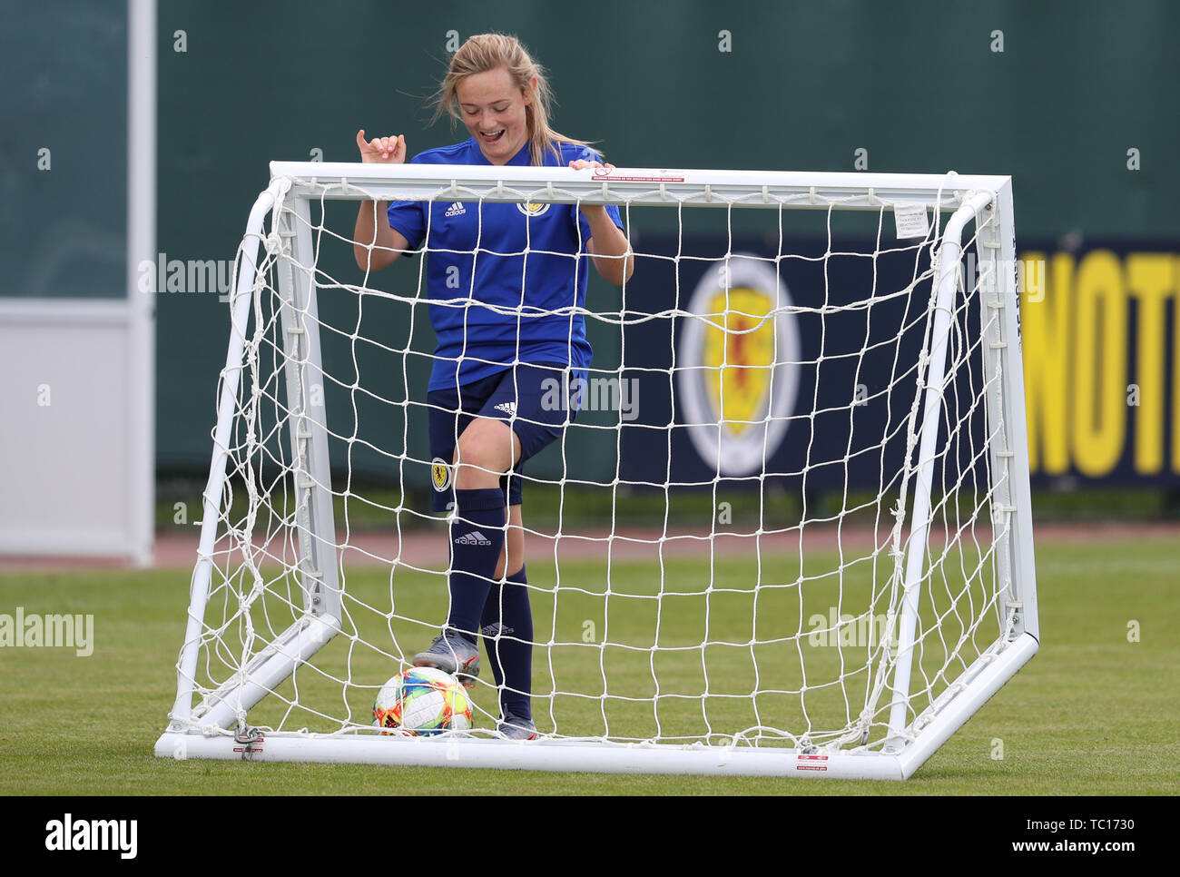 Schottlands Frauen Erin Cuthbert holt den Ball aus dem Netz während des Trainings an Oriam, Edinburgh. Stockfoto