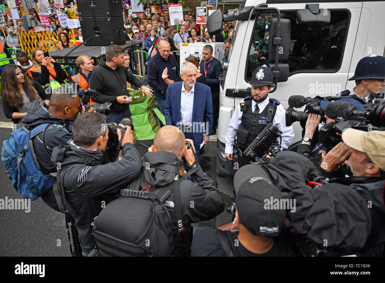 Labour-führer Jeremy Corbyn kommt an eine anti-Trumpf-Protest in Whitehall, London zu sprechen, am zweiten Tag der Staatsbesuch in Großbritannien durch US-Präsident Donald Trump. Stockfoto