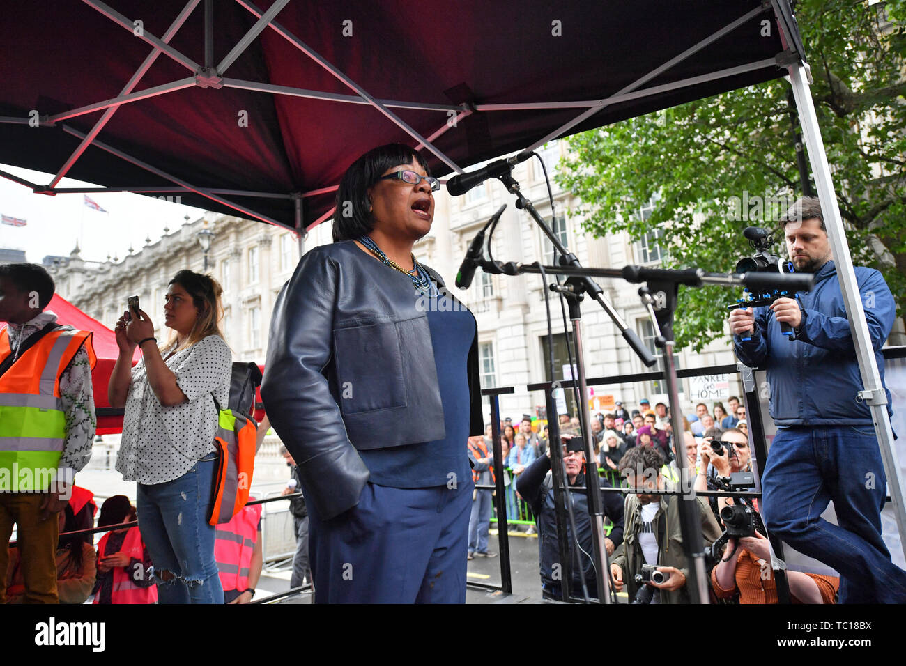 Shadow Home Secretary Diane Abbott sprechen auf der Bühne ein anti-Trumpf-Protest in Whitehall, London, am zweiten Tag der Staatsbesuch in Großbritannien durch US-Präsident Donald Trump. Stockfoto