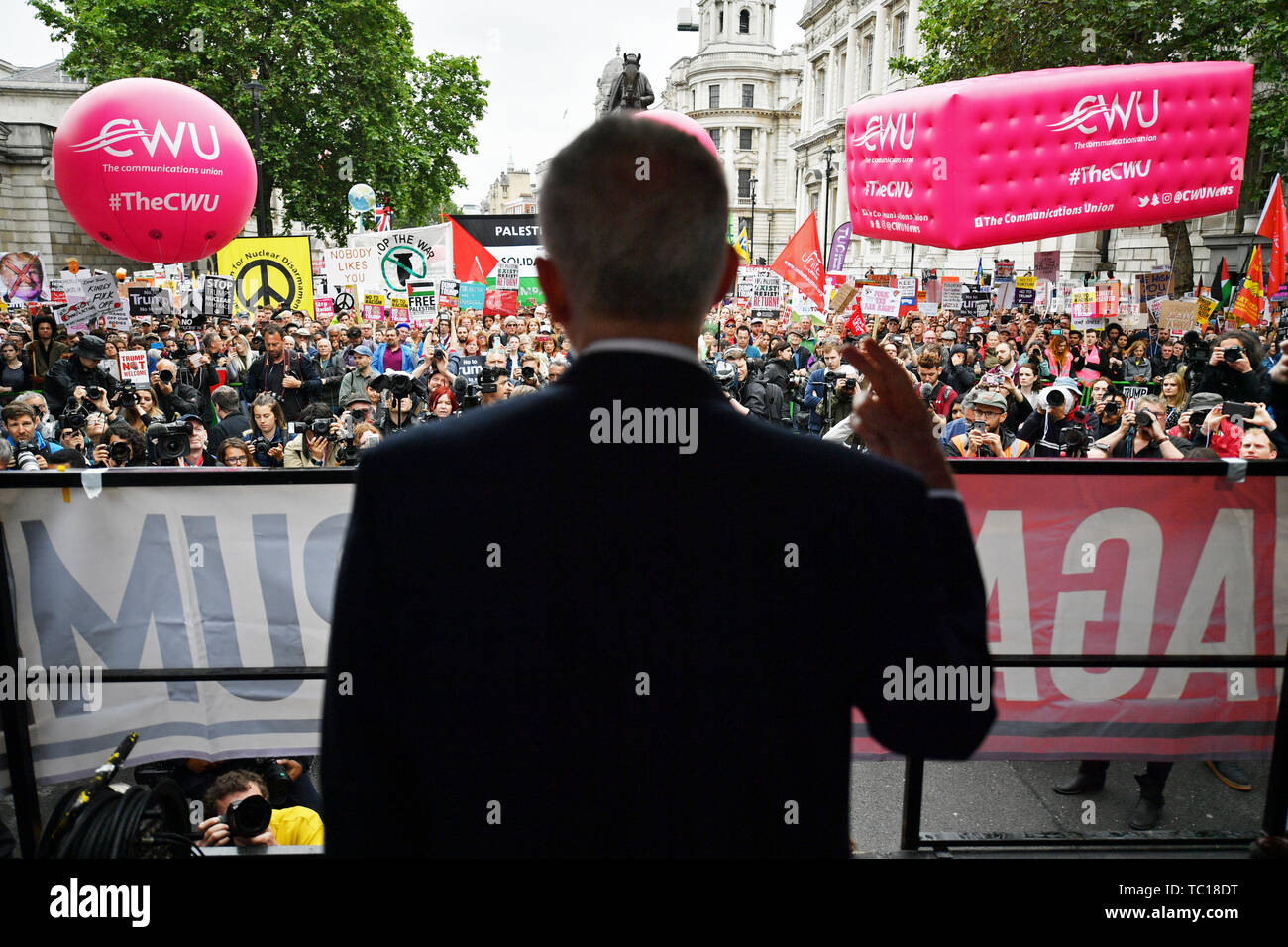 Labour-führer Jeremy Corbyn sprechen auf der Bühne ein anti-Trumpf-Protest in Whitehall, London, am zweiten Tag der Staatsbesuch in Großbritannien durch US-Präsident Donald Trump. Stockfoto