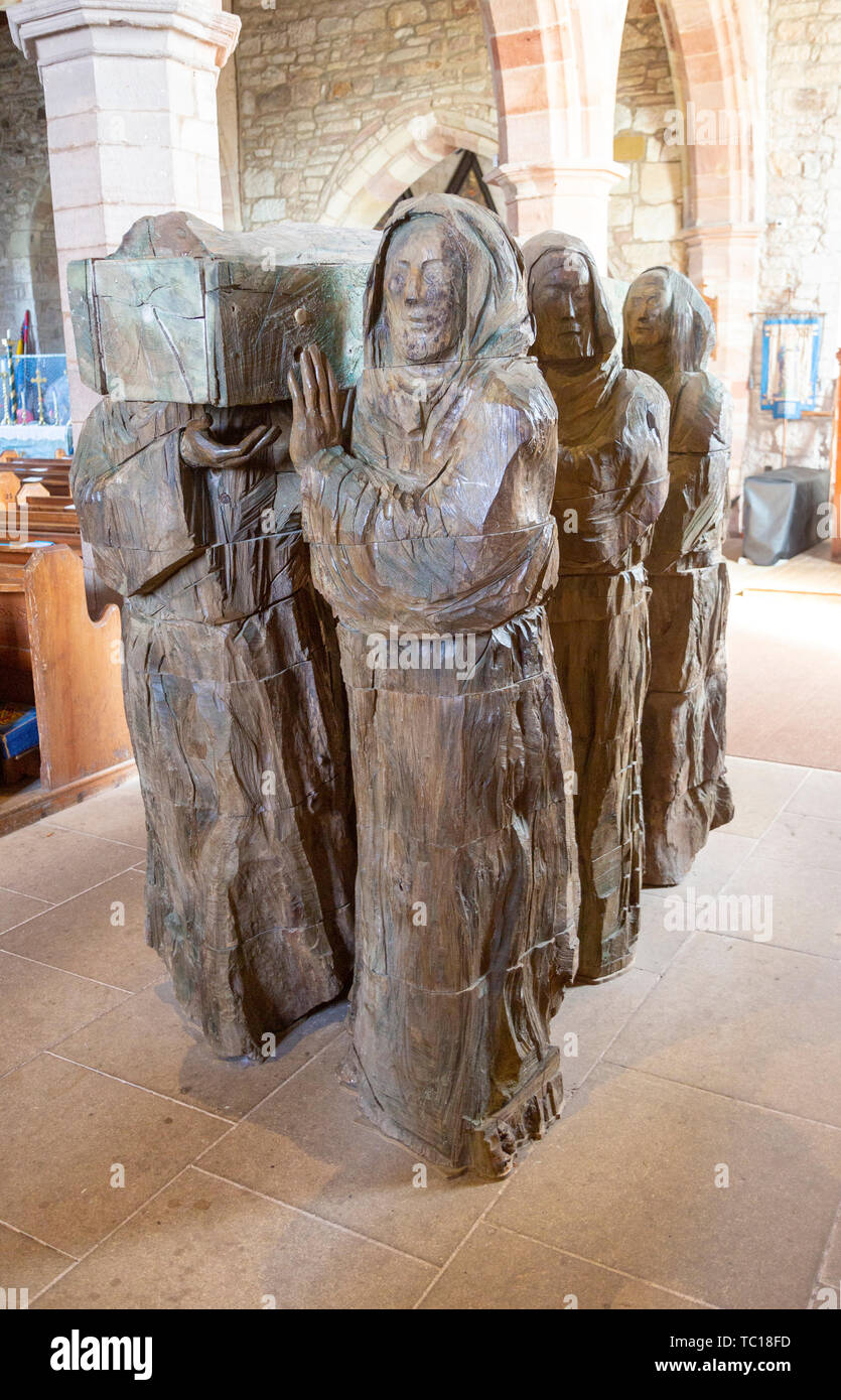 "Die Reise" Skulptur von Mönchen, die Körper des Heiligen Cuthbert von Fenwick Lawson heilige Insel 1999, Northumberland, England, Großbritannien Stockfoto