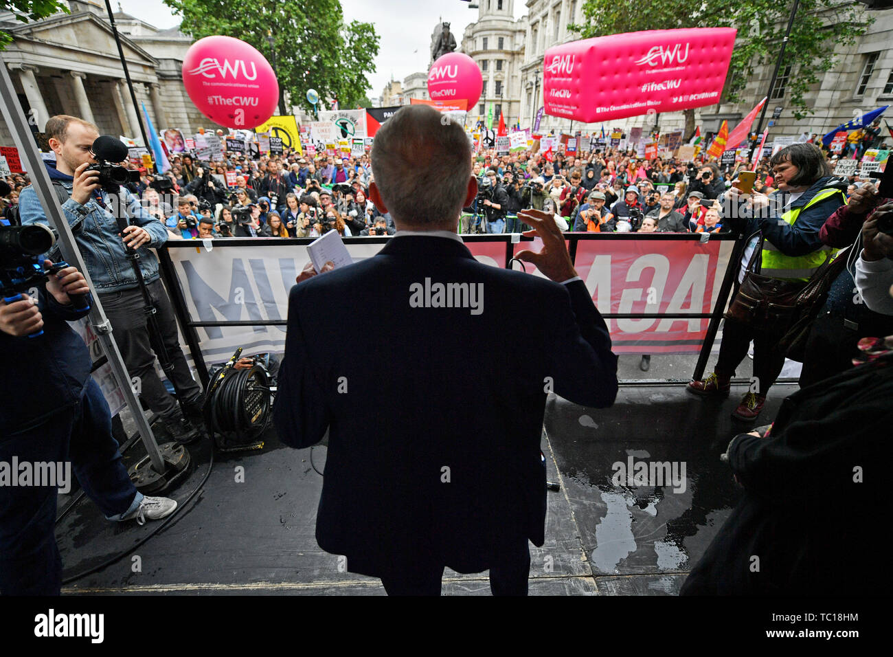 Labour-führer Jeremy Corbyn sprechen auf der Bühne ein anti-Trumpf-Protest in Whitehall, London, am zweiten Tag der Staatsbesuch in Großbritannien durch US-Präsident Donald Trump. Stockfoto