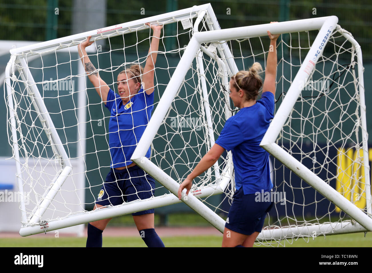 Schottland Nicola Docherty (links) bewegt sich Torpfosten während des Trainings an Oriam, Edinburgh. Stockfoto