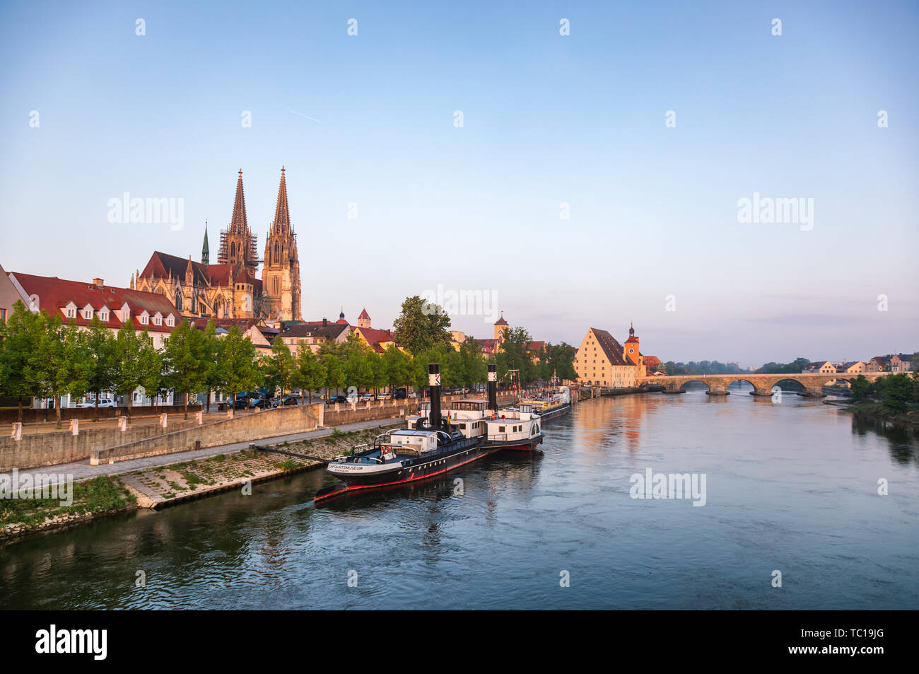 Regensburg Stadtraum aus der Eiserne Brücke mit Donau-Schiffahrts-Museum auf günstig chartern Schiffe gesehen, St. Peter's Cathedral (Regensburger Dom) Stockfoto