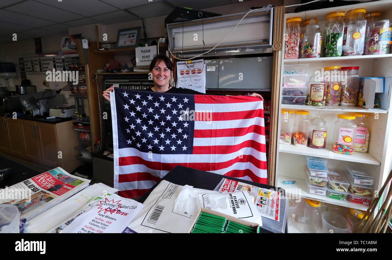 Sharon Pinder verkauft US-Flaggen, das Dorf Doonbeg für die Ankunft von Präsident Donald Trump bereitet. Stockfoto