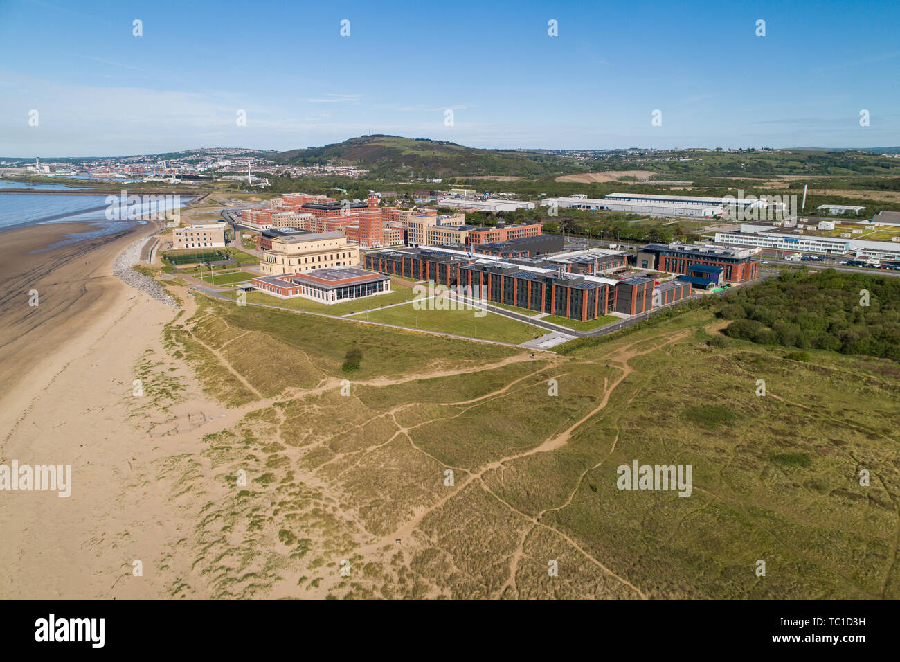 Hochschulbildung im Vereinigten Königreich: ein Luftbild der neuen Gebäude des Campus der Universität Swansea Bay, South Wales, Großbritannien Stockfoto