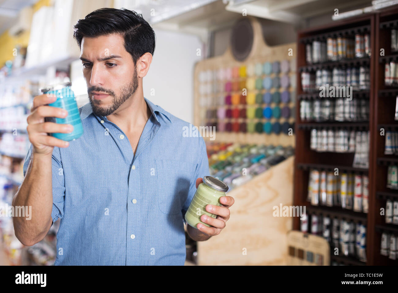 Konzentriert man die Wahl malt in Hardware Store Stockfoto