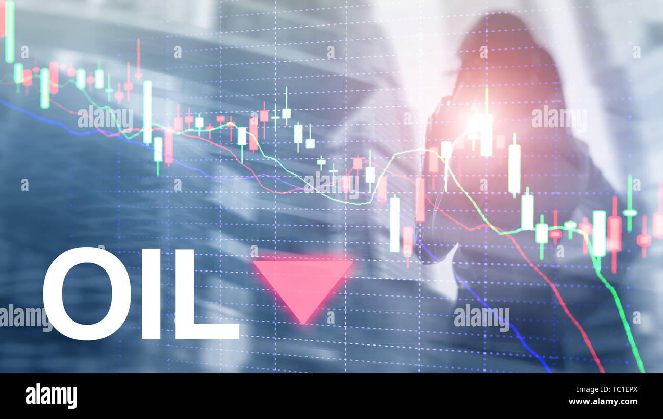 Der Trend nach unten. Kerze Grafik Barrel Öl und einem finanziellen Plan auf abstrakten betriebswirtschaftlichen Hintergrund. Preis Öl nach unten. Barrel Pfeil nach unten. Stockfoto