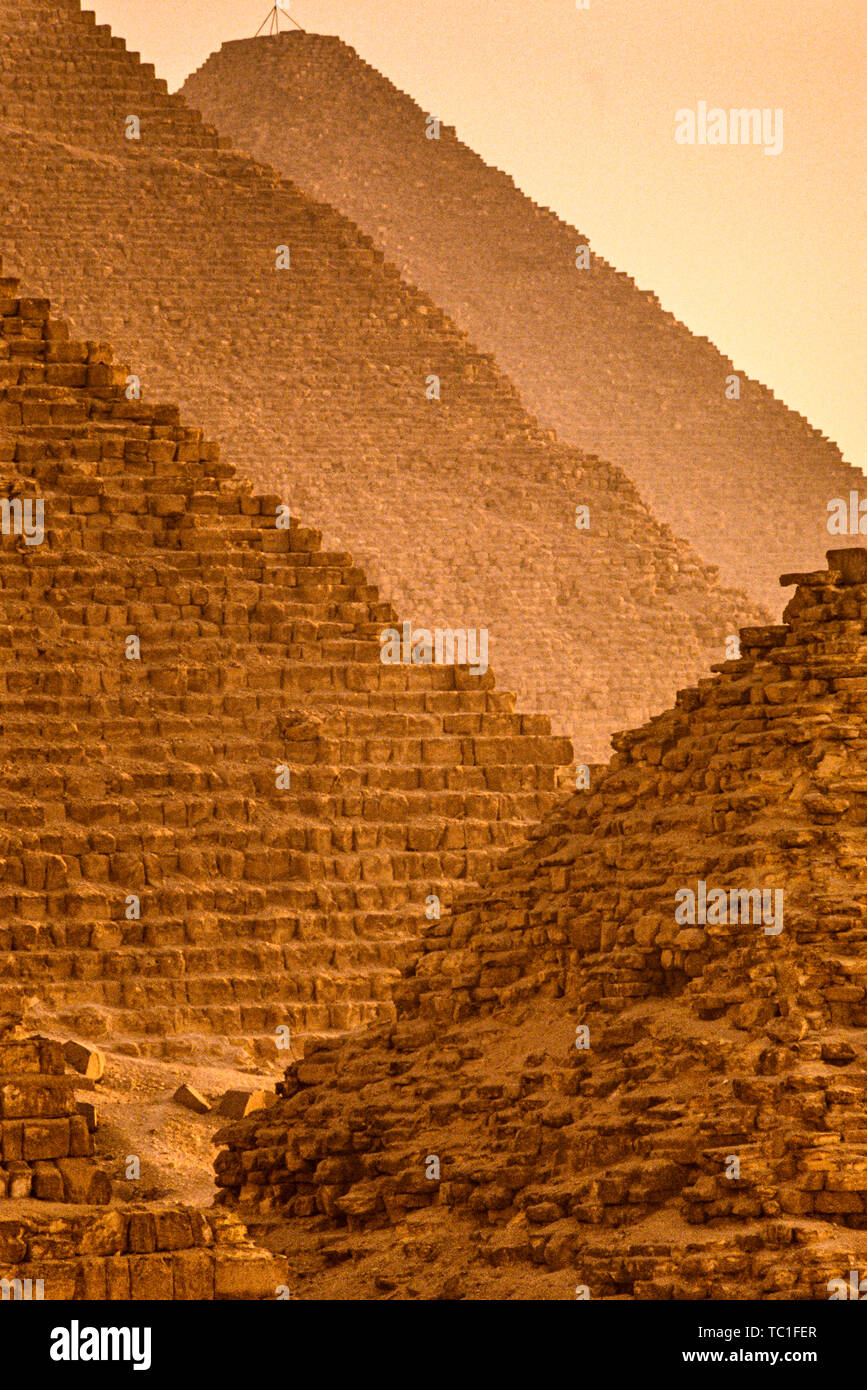 Foto: © Simon Grosset. Die Giza Pyramiden komplex, oder in der Nähe der Nekropole von Gizeh, Kairo, Ägypten. Archiv: Bild von einem ursprünglichen Transparenz digitalisiert. Stockfoto