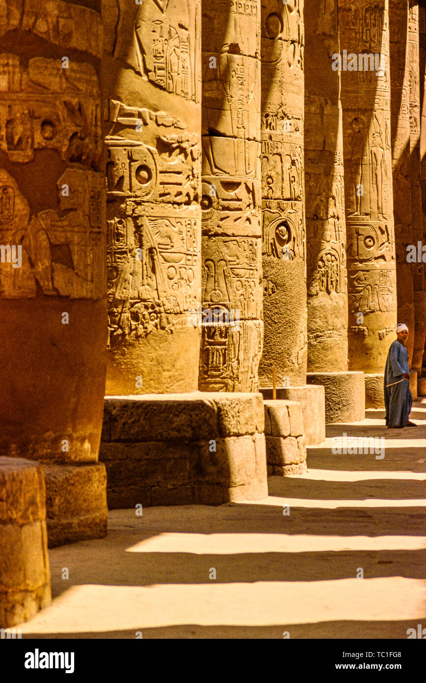 Foto: © Simon Grosset. Karnak Tempel, Luxor, Anzeigen von Spalten mit geschnitzten relief Designs. Archiv: Bild von einem ursprünglichen Transparenz digitalisiert. Stockfoto