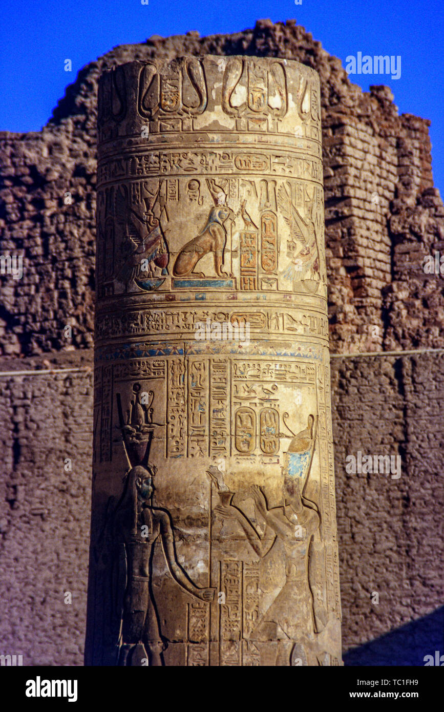 Assuan, Ägypten. Die Überreste von einem verzierten Säule oder Spalte am Tempel von Kom Ombo. Foto: © Simon Grosset. Archiv: Bild von einem ursprünglichen digitalisiert Stockfoto