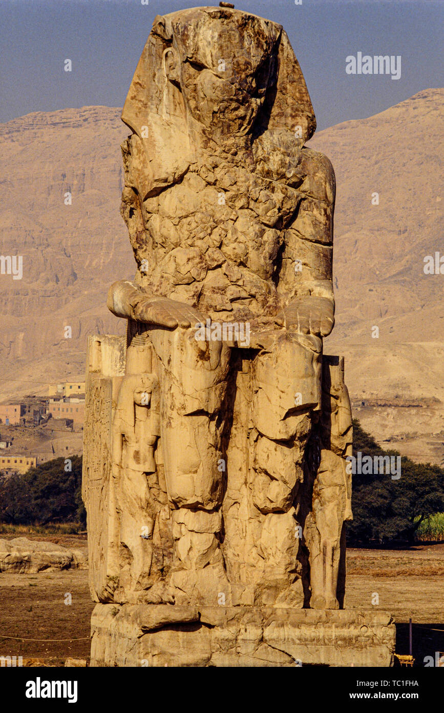 Luxor, Ägypten. Der Westen (und Süden) Koloss von Memnon, einer von zwei massiven steinernen Statuen des Pharao Amenhotep III. stand in der Thebanischen Nekropole Stockfoto