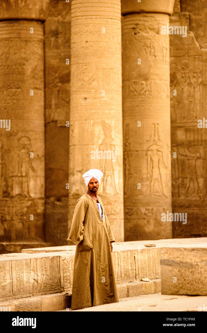 Foto: © Simon Grosset. Ein Mann wacht auf Philae Tempel, Assuan, Ägypten. Archiv: Bild von einem ursprünglichen Transparenz digitalisiert. Stockfoto