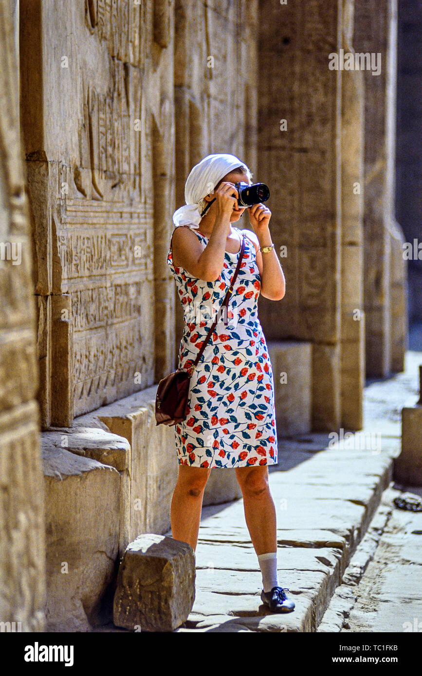 Ägypten: ein Tourist Fotos, die in einem Tempel auf den Nil. Foto: © Simon Grosset. Archiv: Bild von einem ursprünglichen Transparenz digitalisiert. Stockfoto