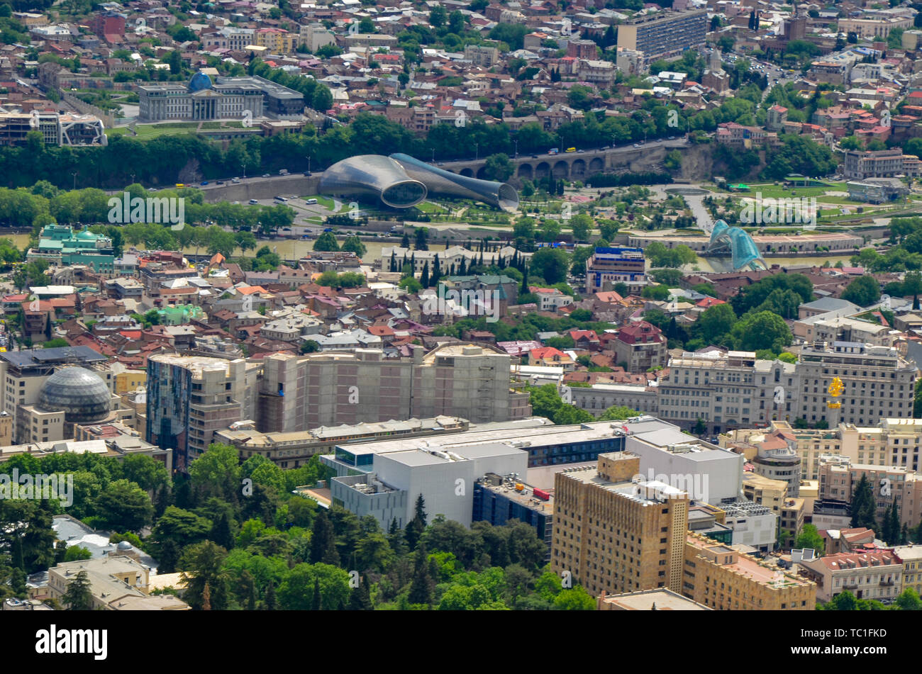 Panorama Ansicht von Tiflis, der Hauptstadt Georgiens. Blick vom Berg Stockfoto Panorama Ansicht von Tiflis, der Hauptstadt Georgiens. Blick vom Berg Stockfoto