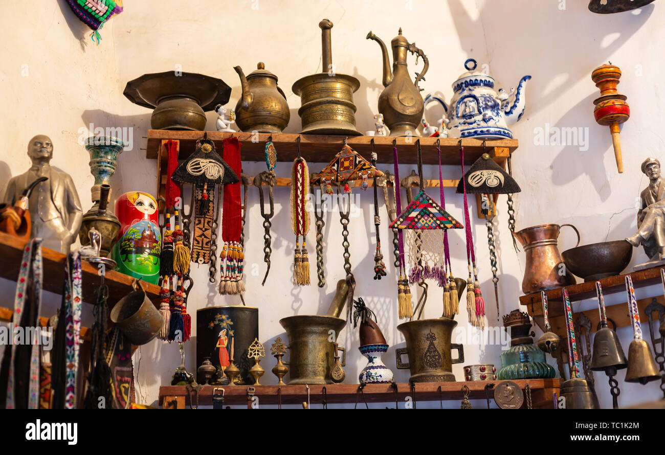 Alte Souvenirs und historische Artefakte auf einem Basar in der Stadt Buchara. Stockfoto