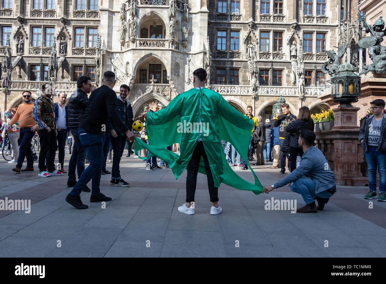 STACHUS, München, 6. April 2019: BVB-Fans schießen einen Ball auf einen Mann mit einem Fußballtor Shirt Stockfoto