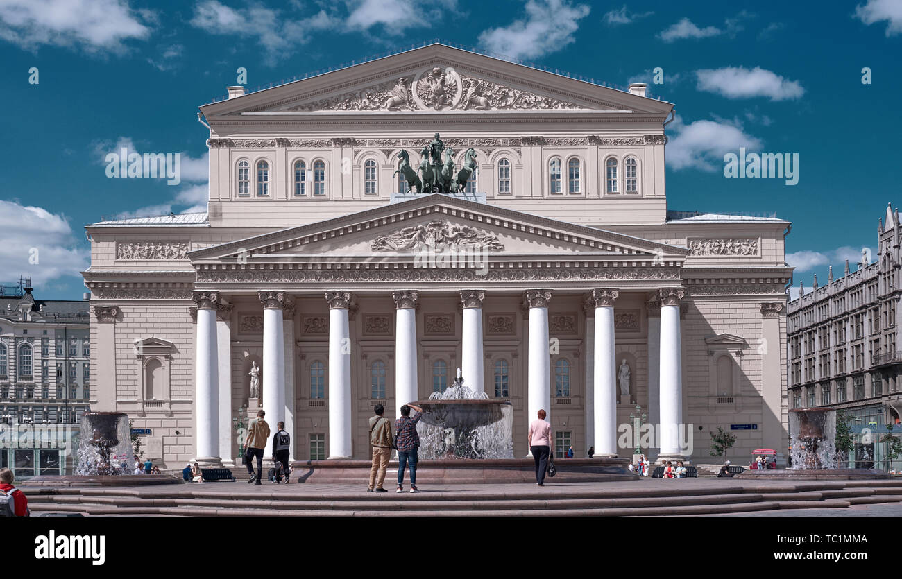 Moskau, Russland - Jun 5, 2019: Blick auf großes Theater Gebäude im neoklassizistischen Stil. Klassische theater Gebäude mit Dreieck frontons o Stockfoto