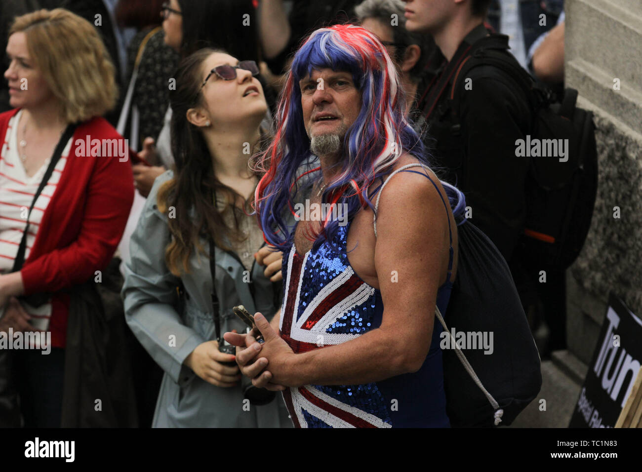 Ein Mann mit einem Großbritannien Kleid und Haar nimmt Teil bei der anti-Trumpf-Rallye am zweiten Tag der Besuch des amerikanischen Präsidenten in Großbritannien. Stockfoto