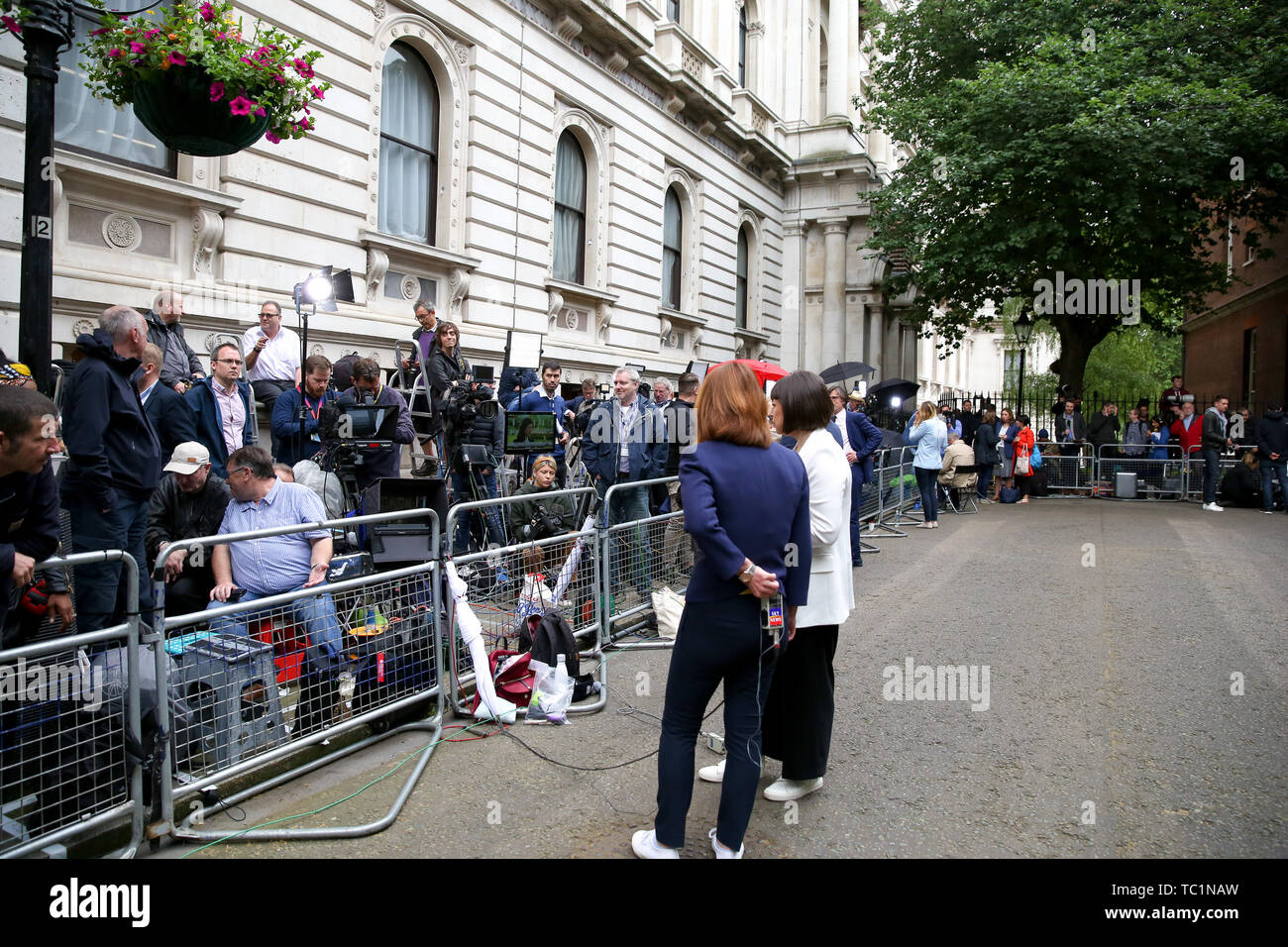 Eine große Anzahl von nationalen und internationalen Medien in der Downing Street vor der Ankunft der US-Präsident Donald Trump und First Lady Melania Trump in Downing Street am zweiten Tag Ihrer dreitägigen Staatsbesuch in Großbritannien. Stockfoto
