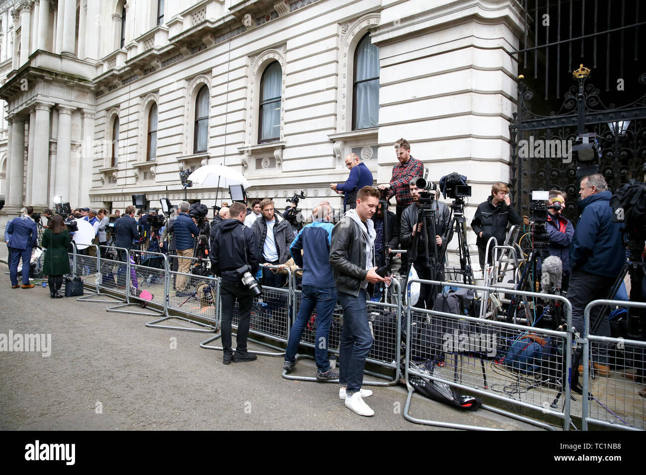 Eine große Anzahl von nationalen und internationalen Medien in der Downing Street vor der Ankunft der US-Präsident Donald Trump und First Lady Melania Trump in Downing Street am zweiten Tag Ihrer dreitägigen Staatsbesuch in Großbritannien. Stockfoto