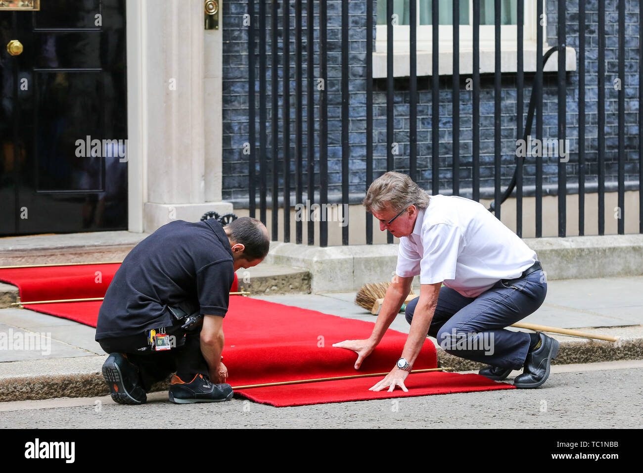 Handwerker legen Sie einen roten Teppich für den US-Präsidenten Donald Trump und First Lady Melania Trump Besuch in Downing Street am zweiten Tag Ihrer dreitägigen Staatsbesuch in Großbritannien. Stockfoto