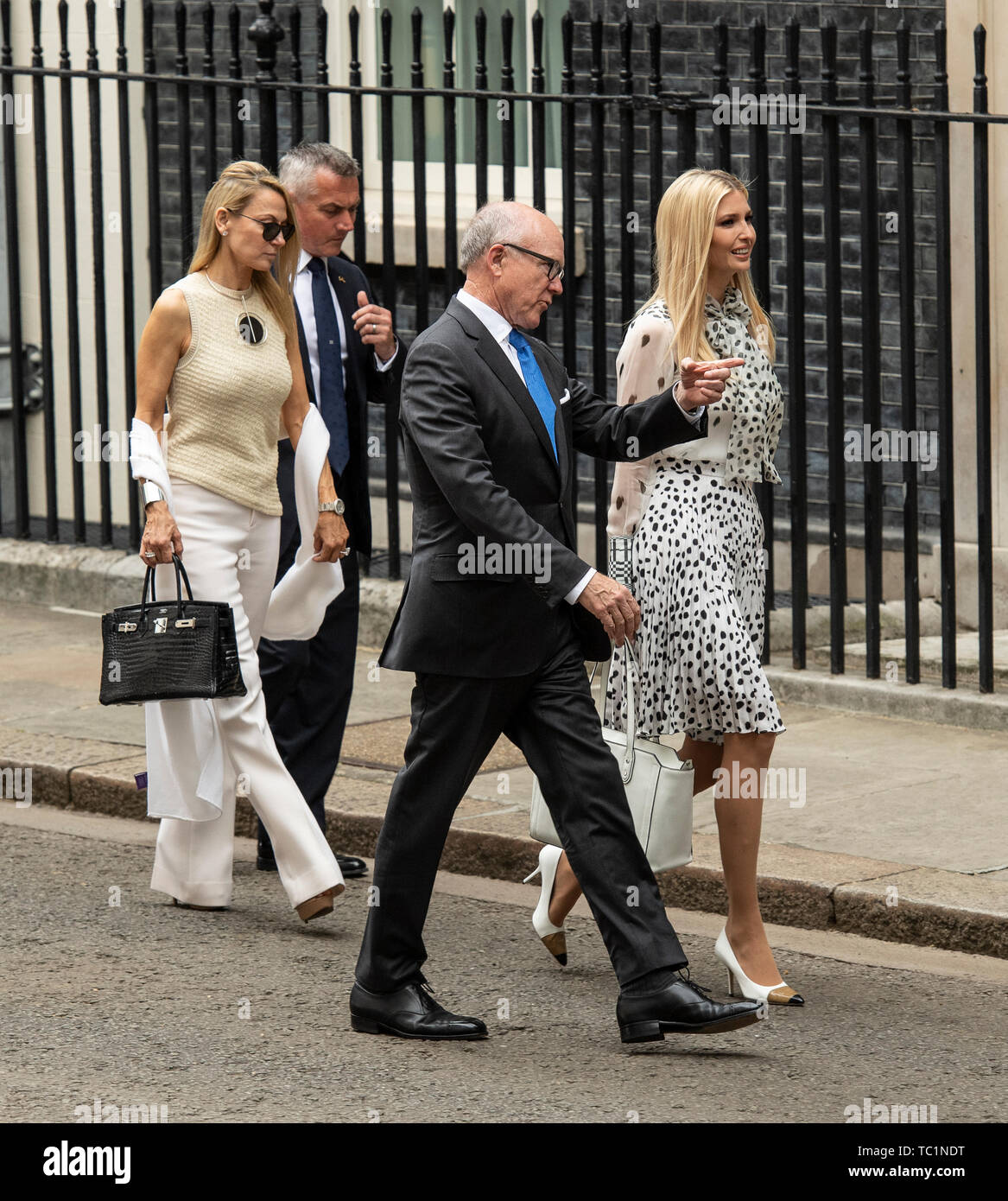 Ivanka Trump, flankiert von US-Botschafter in Großbritannien Woody Johnson und seine Frau Suzanne Ircha in Downing Street 10 für ein Treffen während des zweiten Tages der US-Präsidenten und der First Lady des dreitägigen Staatsbesuch. Stockfoto