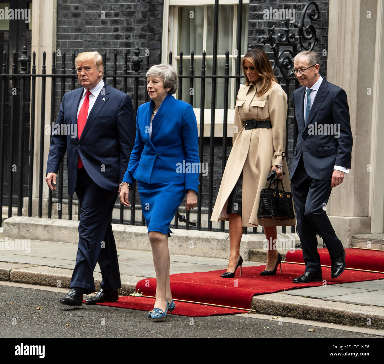 Premierminister Theresa May, US-Präsident Donald Trump, Philip und First Lady Melania Trump verlassen Downing Street 10 für ein Treffen während des zweiten Tages der US-Präsidenten und der First Lady des dreitägigen Staatsbesuch. Stockfoto