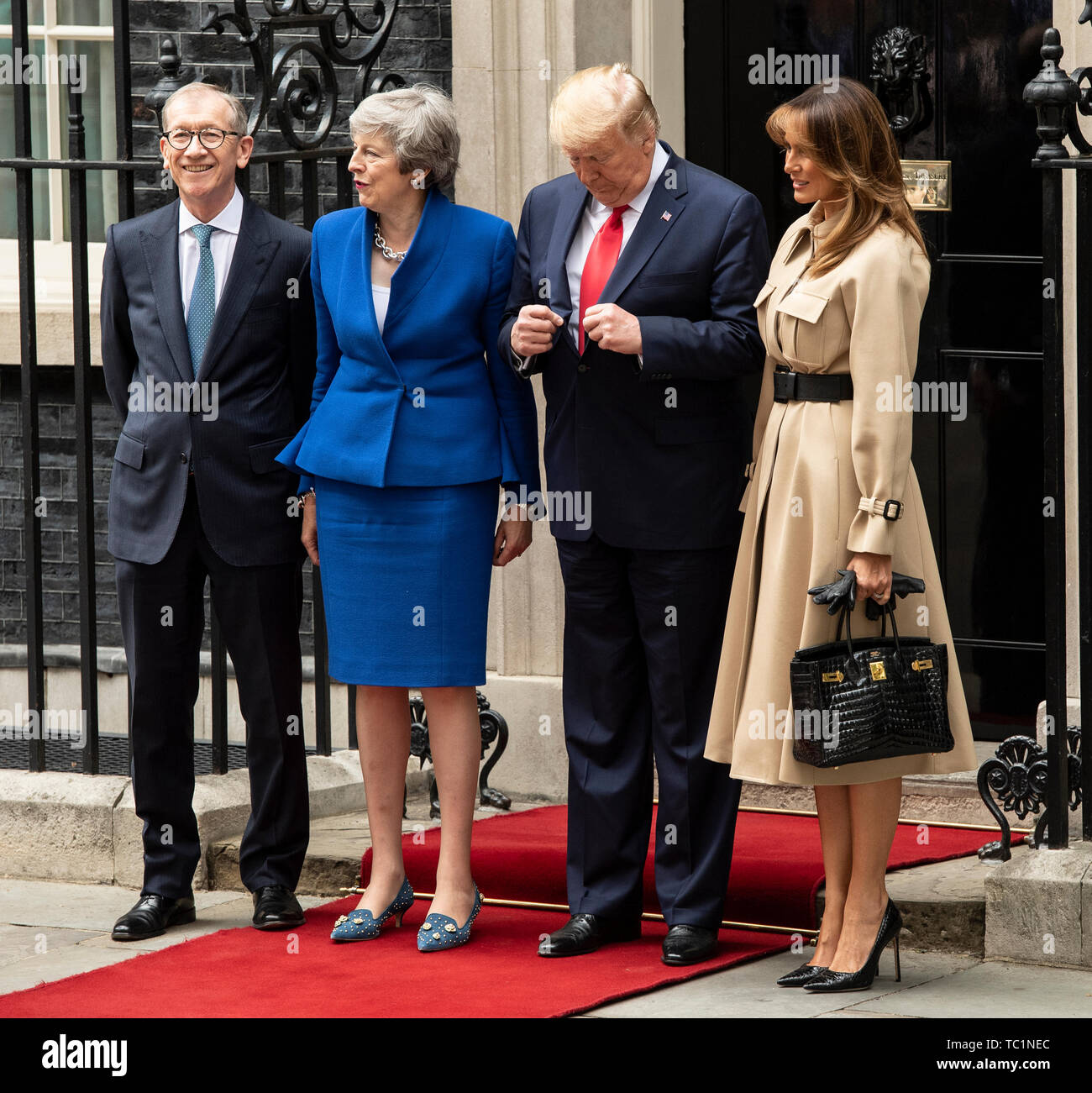 (L - R) Philip, der britische Premierminister Theresa May, US-Präsident Donald Trump und First Lady Melania Trump in Downing Street 10 für ein Treffen während des zweiten Tages der US-Präsidenten und der First Lady des dreitägigen Staatsbesuch. Stockfoto
