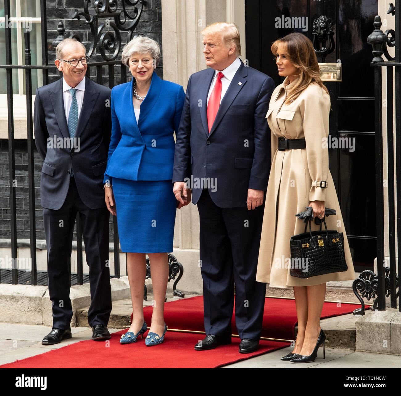 (L - R) Philip, der britische Premierminister Theresa May, US-Präsident Donald Trump und First Lady Melania Trump in Downing Street 10 für ein Treffen während des zweiten Tages der US-Präsidenten und der First Lady des dreitägigen Staatsbesuch. Stockfoto