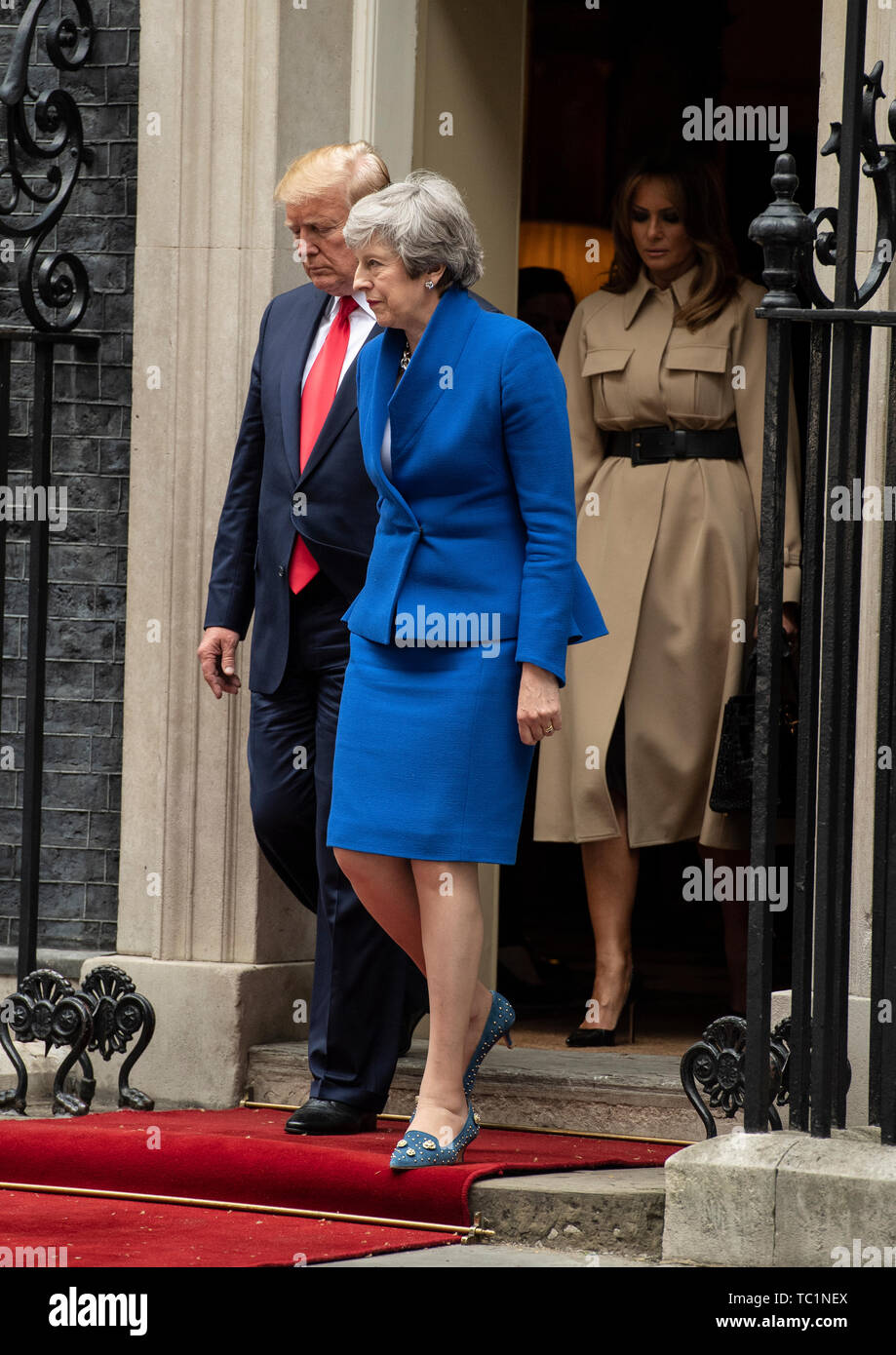 Premierminister Theresa May und US-Präsident Donald Trump verlassen Downing Street 10 für ein Treffen während des zweiten Tages der US-Präsidenten und der First Lady des dreitägigen Staatsbesuch. Stockfoto